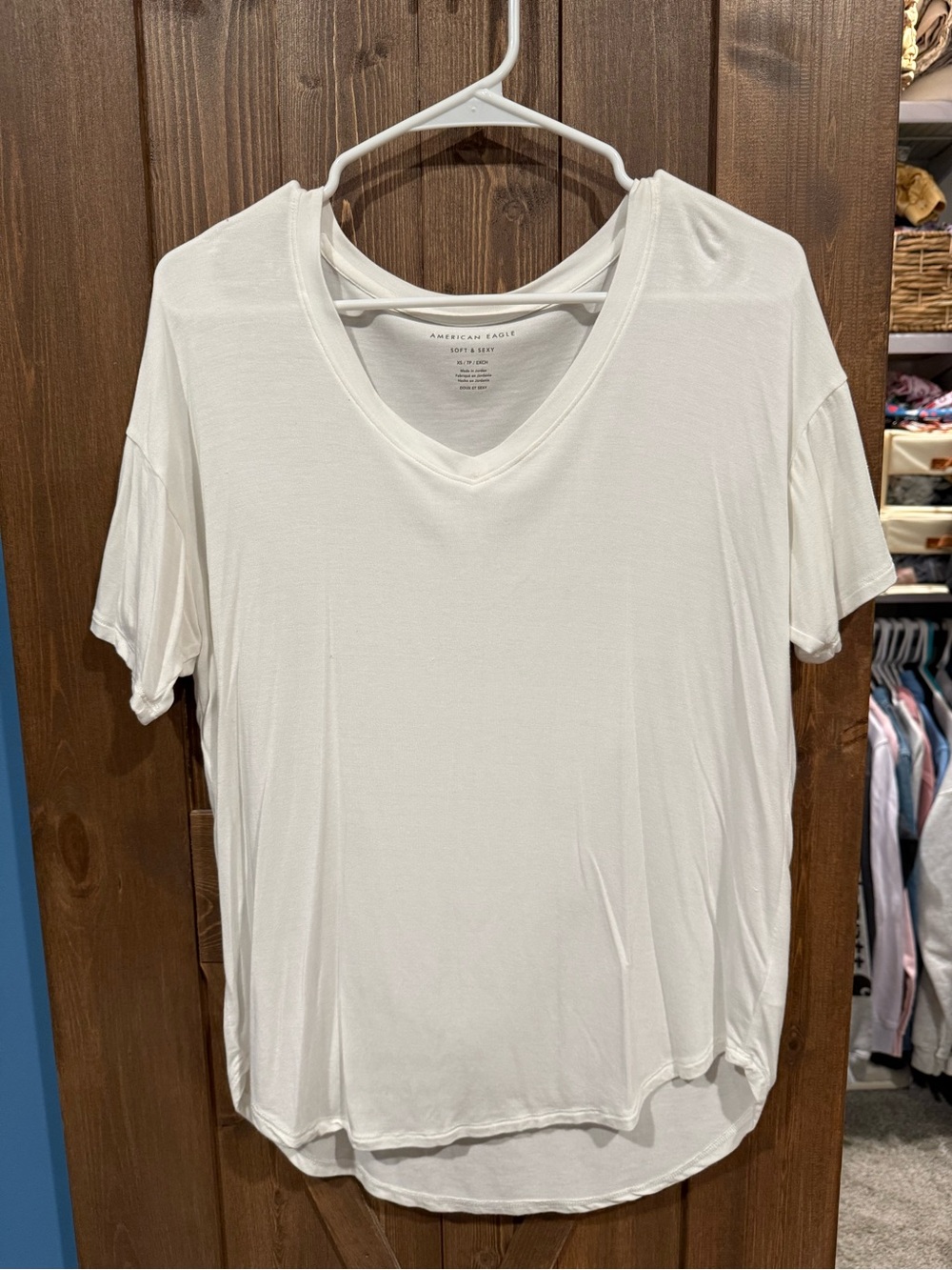 American Eagle Outfitters White V-Neck Short Sleeve Tee